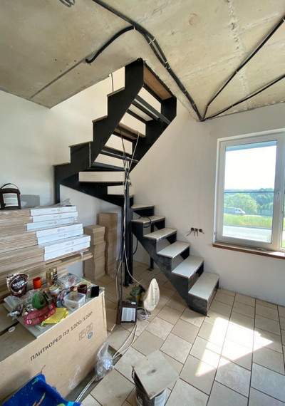 Металлический каркас лестницы закрытого типа в квартиру  3