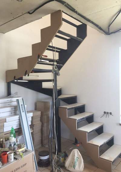 Металлический каркас лестницы в квартиру 9