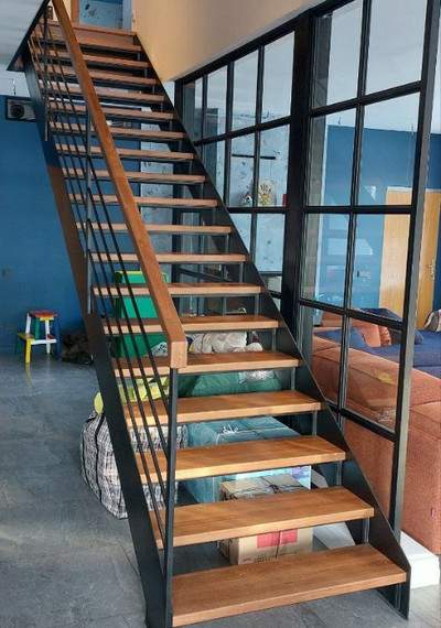 Открытая лестница на листовом каркасе с дубовыми ступенями и поручнем 