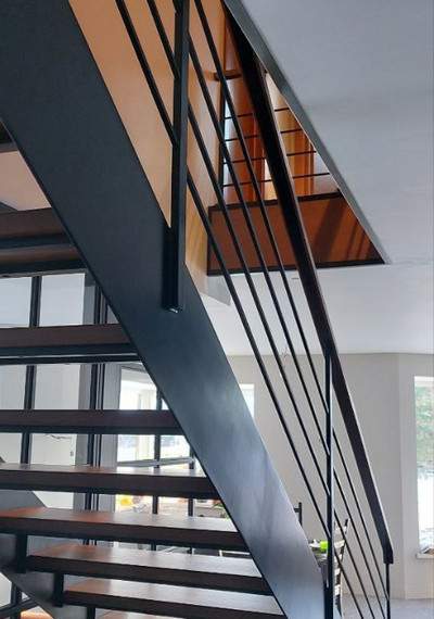 Открытая лестница на листовом каркасе с дубовыми ступенями и поручнем 