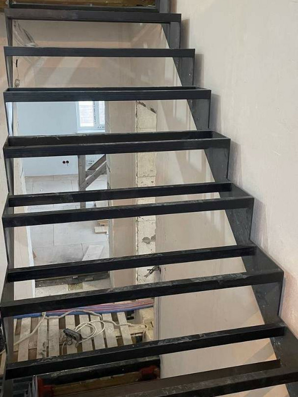 Металлокаркас лестницы МКЛ 120 в СНТ Дубки, посёлок Газопровод, на 2 этаж