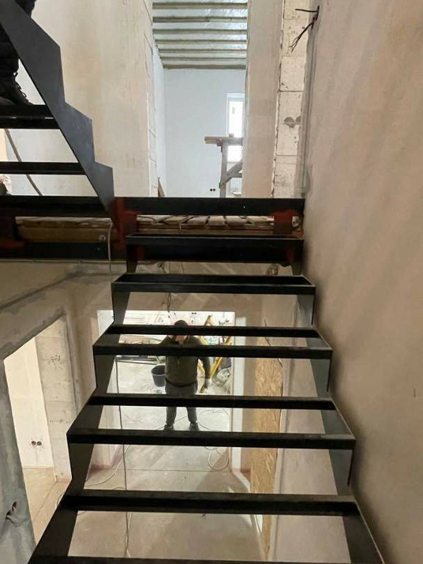 Металлокаркас лестницы МКЛ 120 в СНТ Дубки, посёлок Газопровод, на 2 этаж