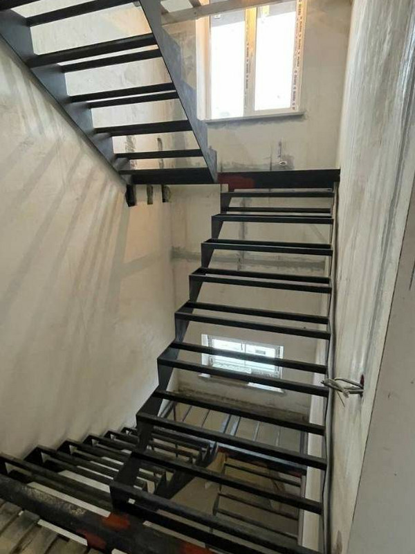 Металлокаркас лестницы МКЛ 120 в СНТ Дубки, посёлок Газопровод, на 2 этаж