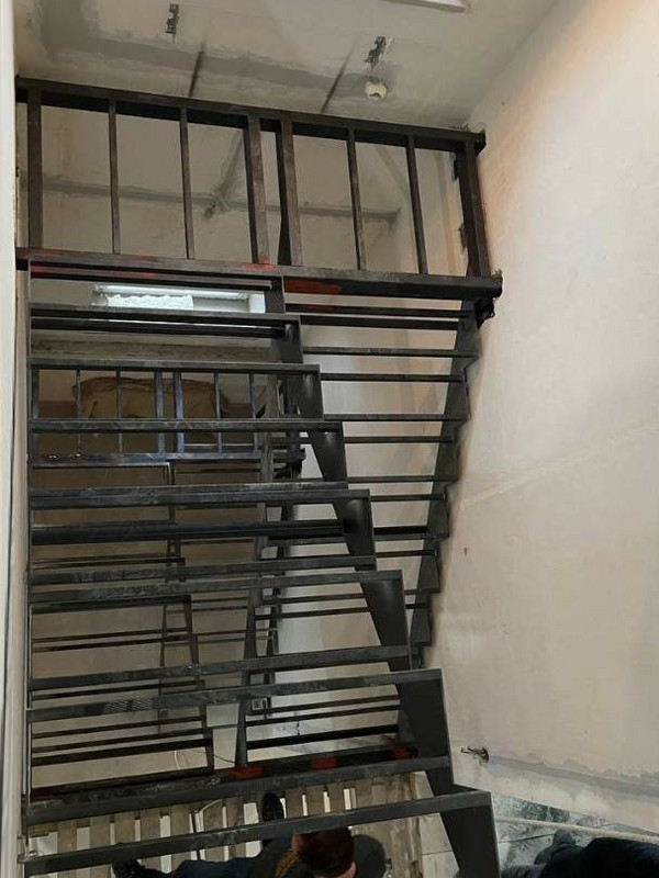 Металлокаркас лестницы МКЛ 120 в СНТ Дубки, посёлок Газопровод, на 2 этаж