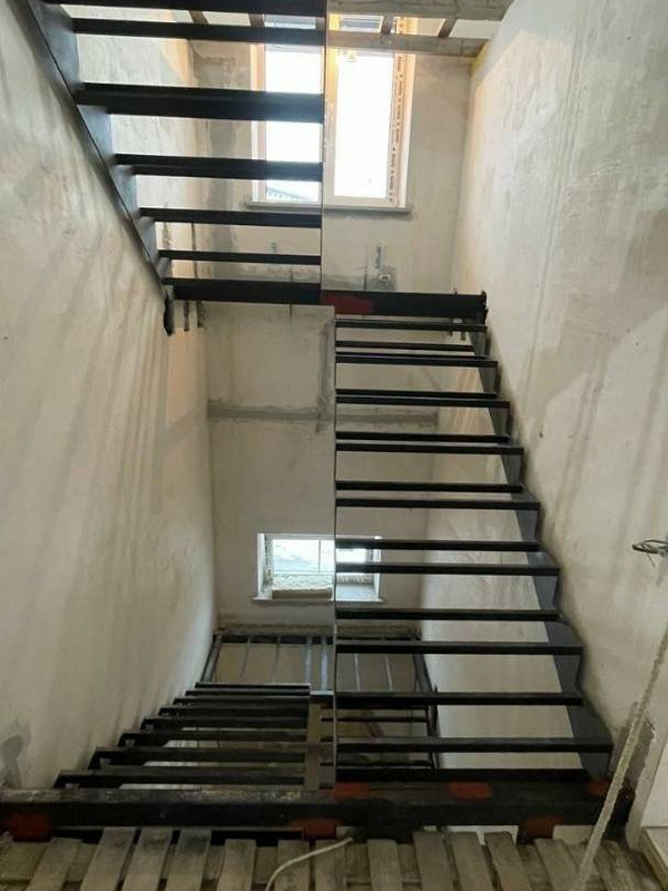 Металлокаркас лестницы МКЛ 120 в СНТ Дубки, посёлок Газопровод, на 2 этаж