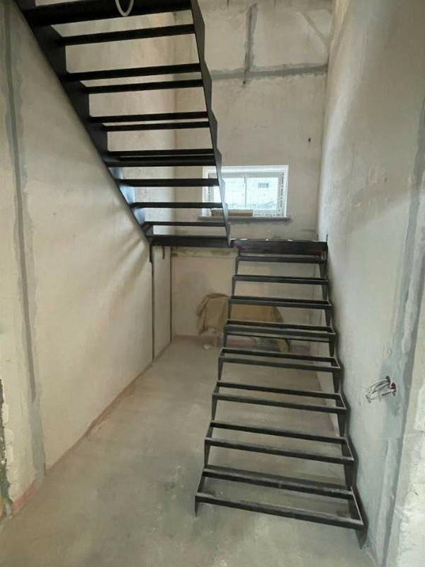 Металлокаркас лестницы МКЛ 120 в СНТ Дубки, посёлок Газопровод, на 2 этаж