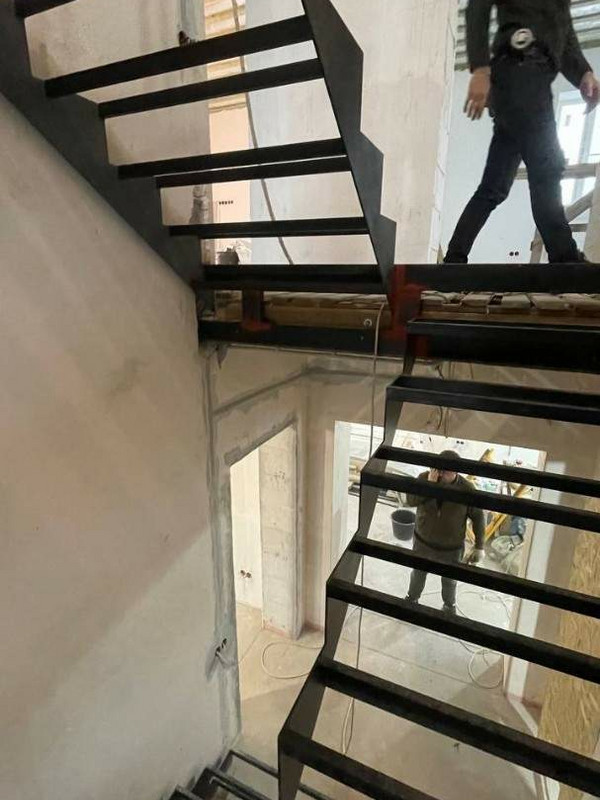 Металлокаркас лестницы МКЛ 120 в СНТ Дубки, посёлок Газопровод, на 2 этаж
