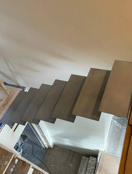 Прямая межэтажная лестница на монокосоуре  