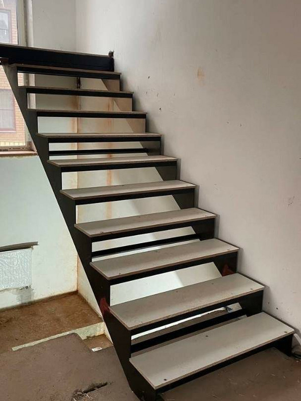 Металлокаркас лестницы МКЛ 121 в КП Летова Роща, деревня Зимёнки на 2 этаж