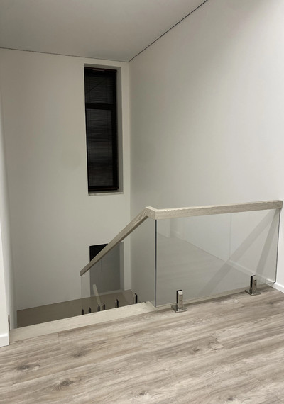 Белая бетонная лестница с осветленным стеклом 17