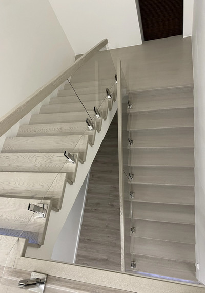 Белая бетонная лестница с осветленным стеклом 13