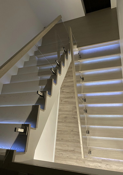 Белая бетонная лестница с осветленным стеклом 12