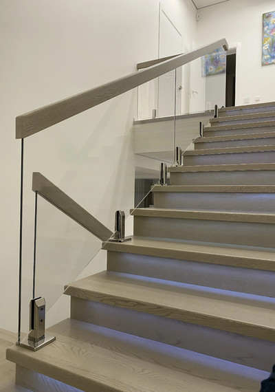 Белая бетонная лестница с осветленным стеклом 10