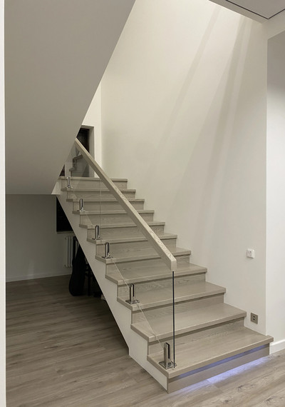 Белая бетонная лестница с осветленным стеклом 5