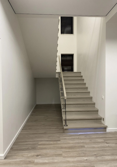 Белая бетонная лестница с осветленным стеклом 4