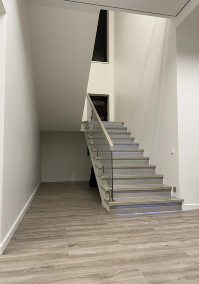 Белая бетонная лестница с осветленным стеклом 3
