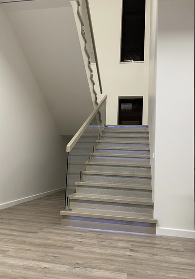 Белая бетонная лестница с осветленным стеклом 1
