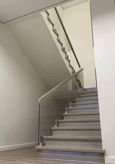 Белая бетонная лестница с осветленным стеклом 2