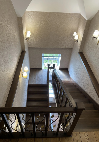 Отделка 3-х этажной лестницы массивом дуба по дизайнерскрму проекту 16