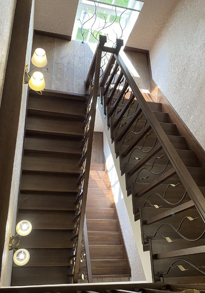 Отделка 3-х этажной лестницы массивом дуба по дизайнерскрму проекту 15