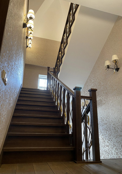 Отделка 3-х этажной лестницы массивом дуба по дизайнерскрму проекту 10
