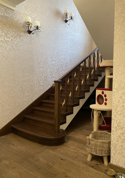 Отделка 3-х этажной лестницы массивом дуба по дизайнерскрму проекту 2