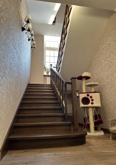Отделка 3-х этажной лестницы массивом дуба по дизайнерскрму проекту 1