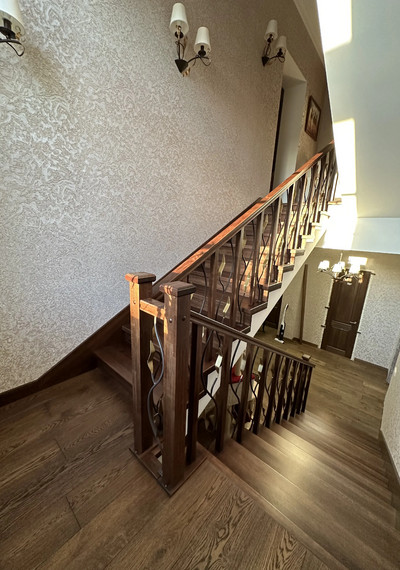 Отделка 3-х этажной лестницы массивом дуба по дизайнерскрму проекту 5