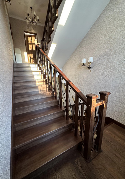 Отделка 3-х этажной лестницы массивом дуба по дизайнерскрму проекту 6