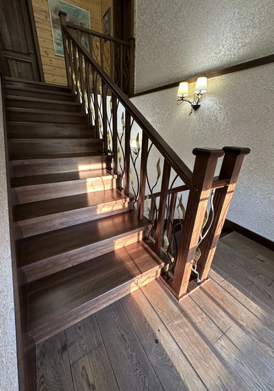 Отделка 3-х этажной лестницы массивом дуба по дизайнерскрму проекту 14