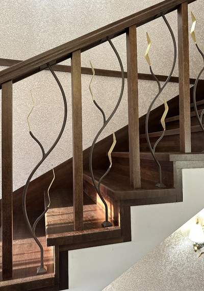Отделка 3-х этажной лестницы массивом дуба по дизайнерскрму проекту 17