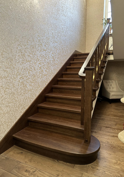Отделка 3-х этажной лестницы массивом дуба по дизайнерскрму проекту 3