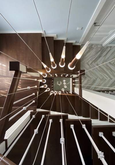 Открытая металлическая лестница со ступенями из ясеня МЛ МО2 