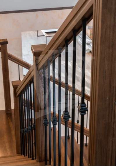 Отделка бетонной лестницы цельноламельными ступенями из ясеня и мдф с металлическими балясинами в Клину 5