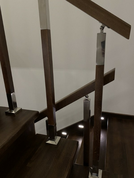 Облицовка бетонной лестницы паркетными ступенями из дуба с комбинированным ограждением в Крекшино