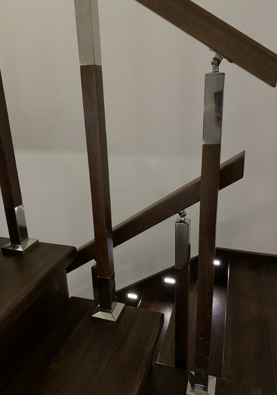 Облицовка бетонной лестницы паркетными ступенями из дуба с комбинированным ограждением в Крекшино 6