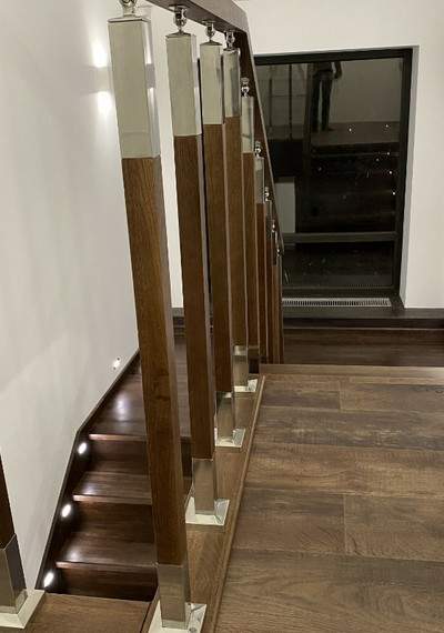 Облицовка бетонной лестницы паркетными ступенями из дуба с комбинированным ограждением в Крекшино 8