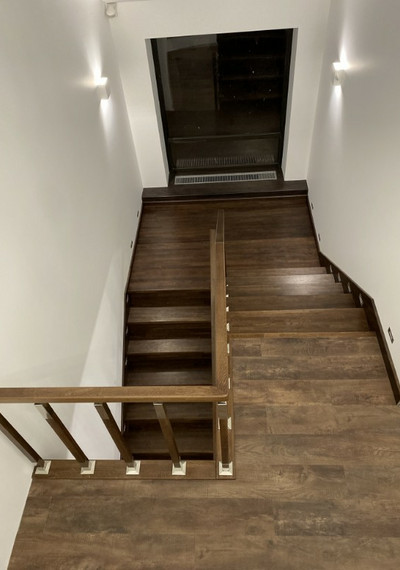 Облицовка бетонной лестницы паркетными ступенями из дуба с комбинированным ограждением в Крекшино 9