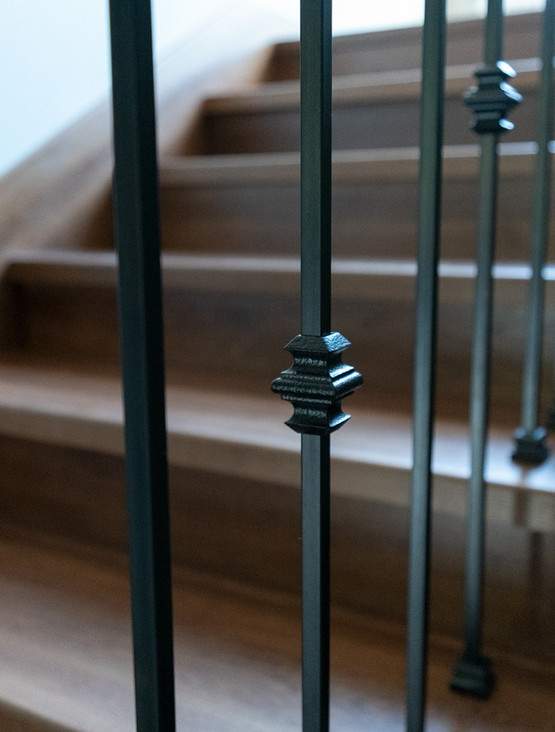 Отделка бетонной лестницы цельноламельными ступенями из дуба с металлическими балясинами в Панино